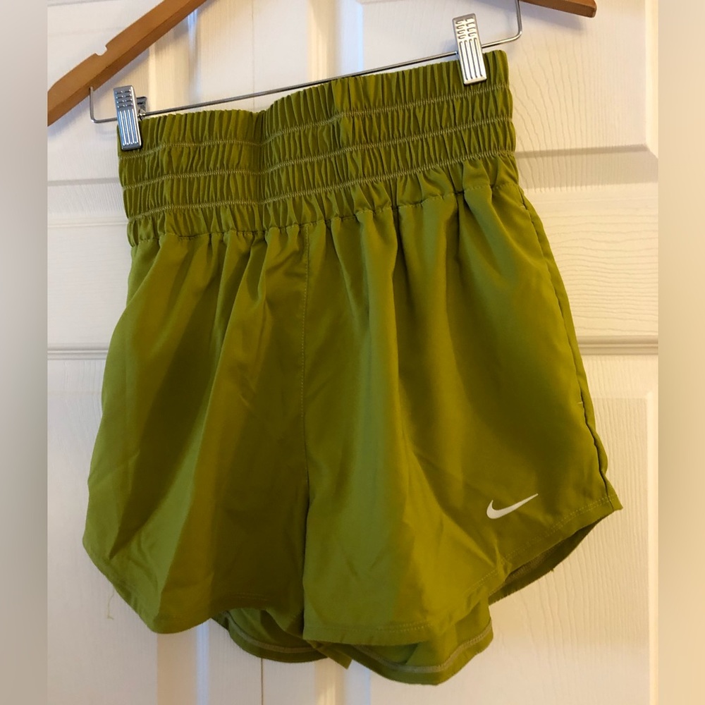 Nike One Women's Dri-FIT Ultra High-Waisted 3" Brief-Lined Shorts - Picture 2 of 8